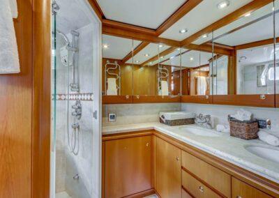 Gusto-84-kuipers-explorer-yacht-for-sale-Master-Bath